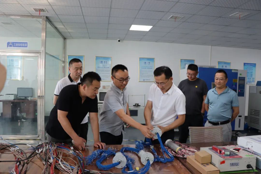 草莓视频APP下载官方污科技董事长向政府领导及专家介绍色草莓视频在线观看产品